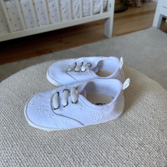 NWOT Baby GAP eyelet white shoes 6-12 months - Picture 3 of 5